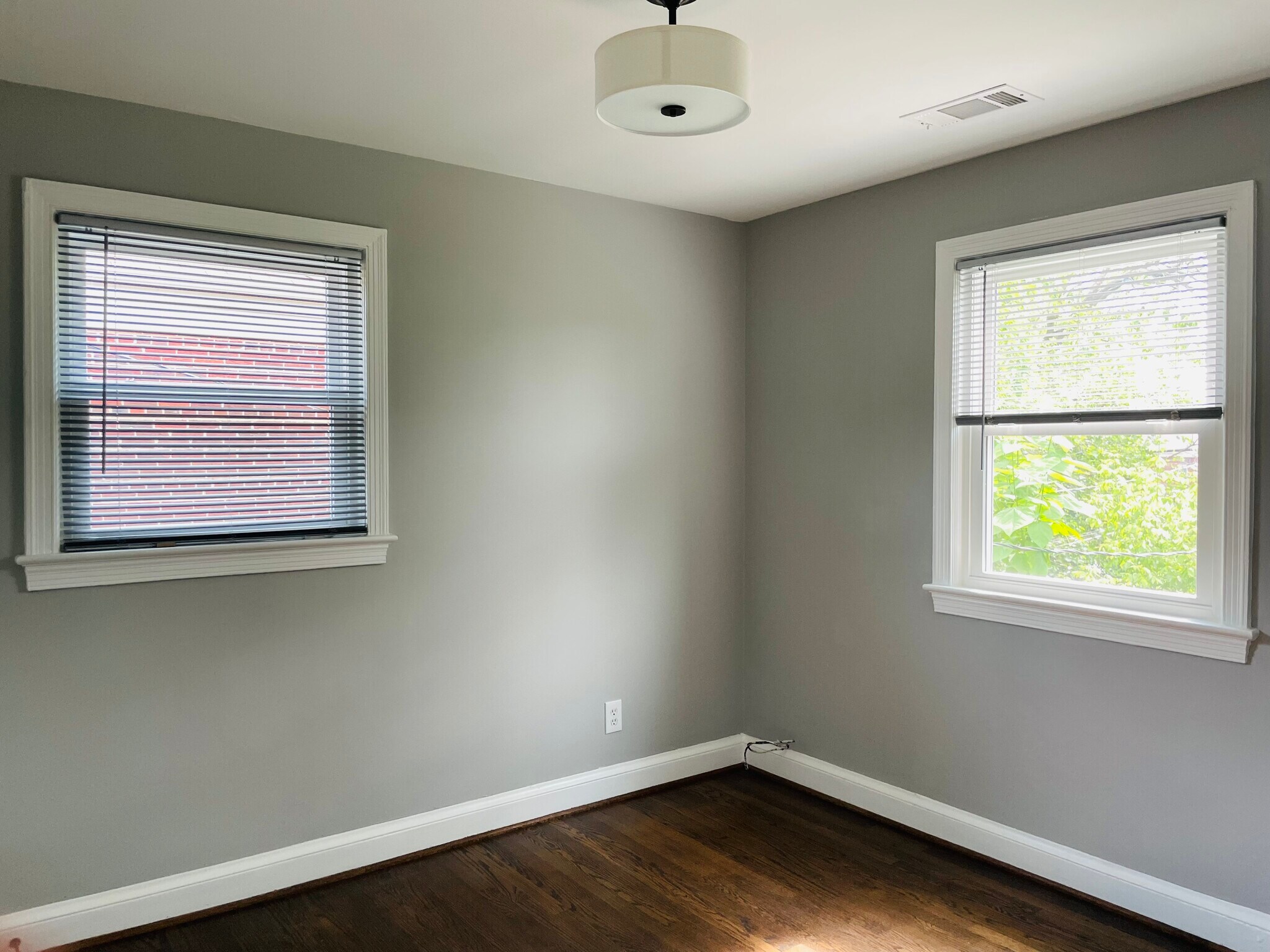 Bedroom - 302 S Courthouse Rd