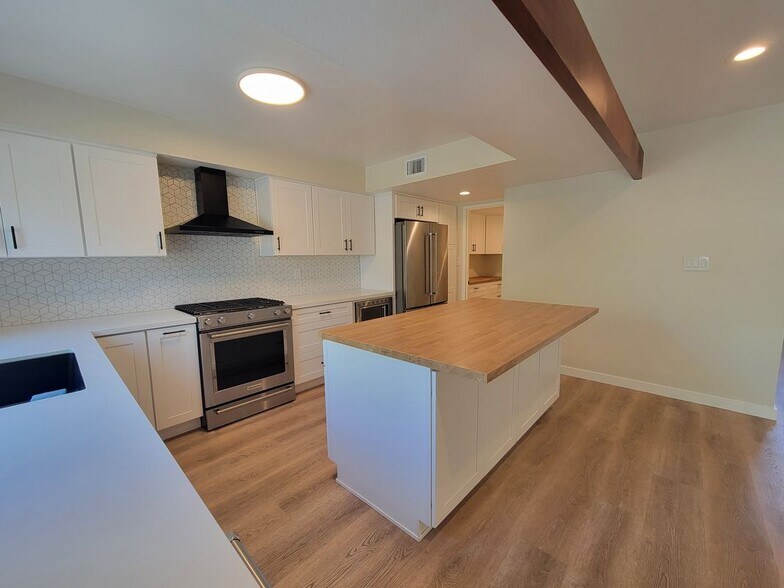 Building Photo - 11 Meadowsweet