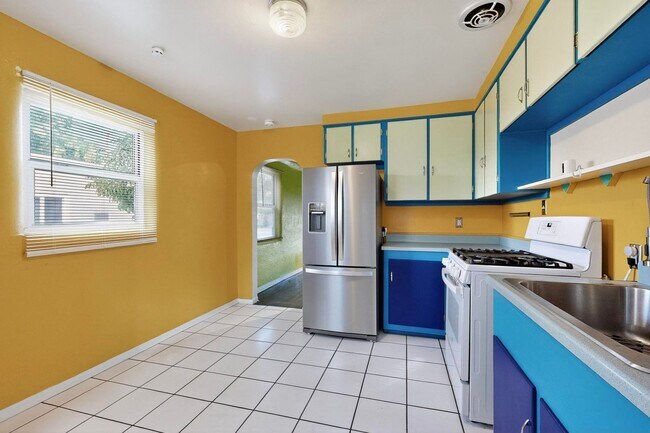 Building Photo - UPTOWN 2/bd 1/ba 1/cg 950/sf