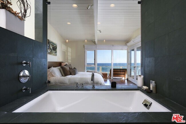 Building Photo - 27036 Malibu Cove Colony Dr