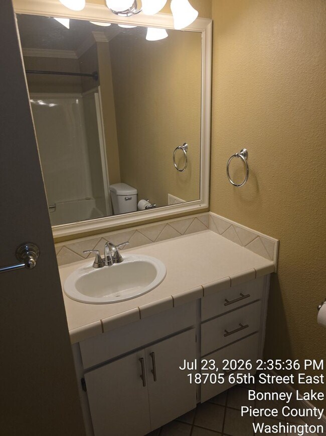 Building Photo - Bonney Lake - Lake Jane HOA - 3 bedroom 2 bathroom rambler home for rent -EV charger, Available NOW!