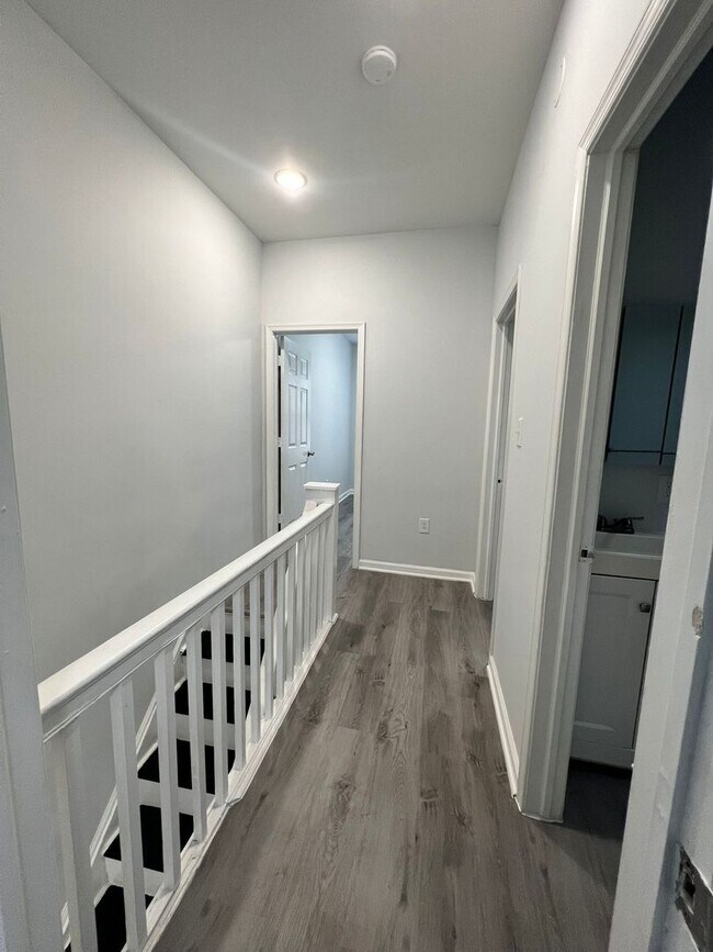 Building Photo - Remodeled Large 3bd/1 House with Rear yard!! Section 8 Welcome!!