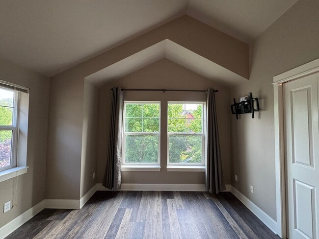 Building Photo - Amazing 2Bed/2.5 Bath Townhome in West Seattle!