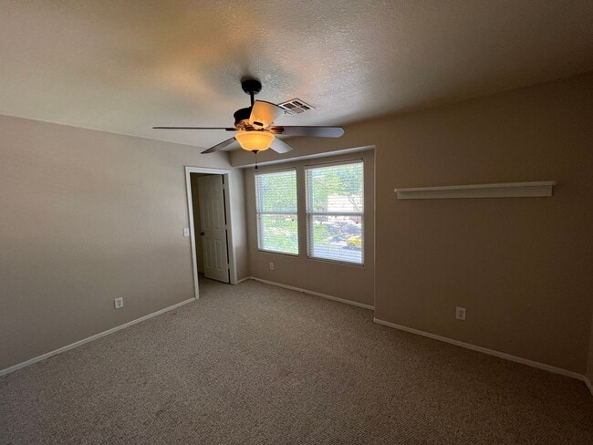 Building Photo - Spacious 4 Bedroom 2.5 Bath Home with Pool in Oro Valley