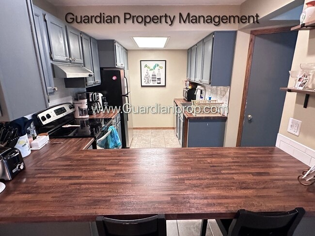 Building Photo - St Louis Park 2 Bedroom Town Home, Dishwasher, 1 Car Garage, Central Air, W/D