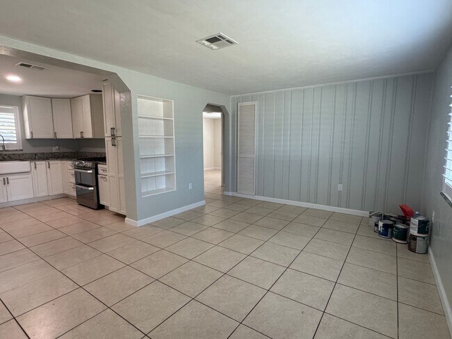 Building Photo - REMODELED Eustis 2/2 with NO HOA!