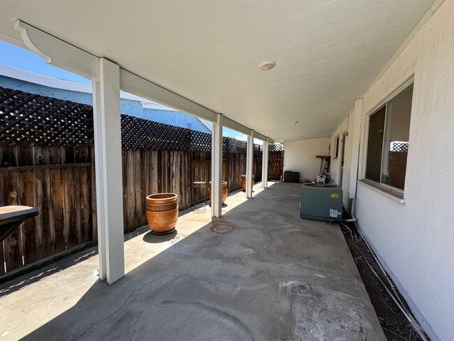Building Photo - Excellent Location! 4Bed 2Bath Wood Floori...