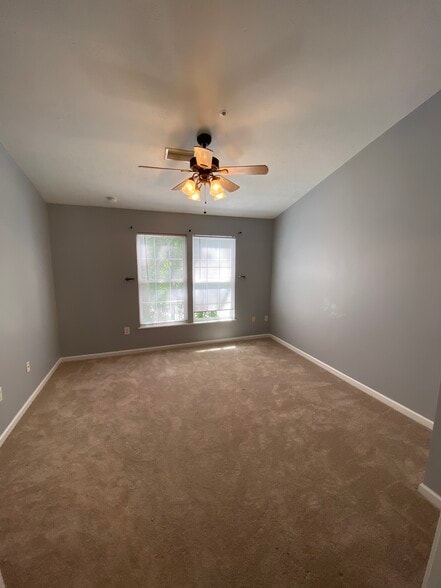Main bedroom 12’7 x 13’5 - 7812 Foxfarm Ln