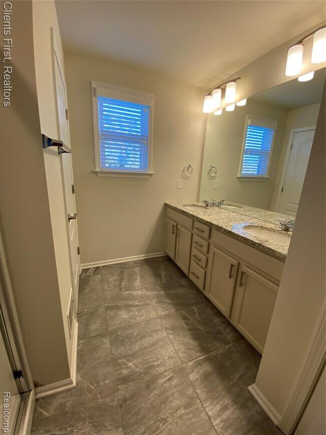 Building Photo - 22490 Woodbridge Ln