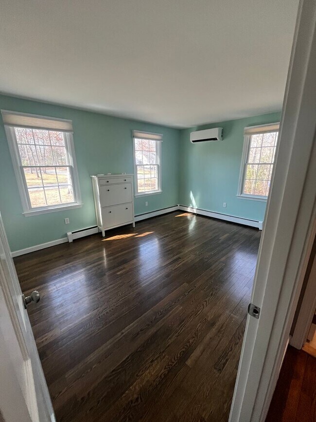 Building Photo - Great 3 Br / 2 Ba Split Level Home in Sandwich