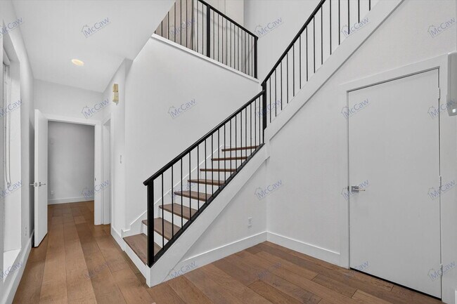 Building Photo - 4413 Roseland Ave