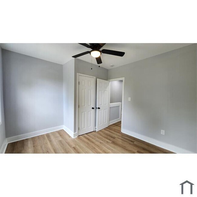 Building Photo - 3 Bedrooom Home 1.5 Bathrooms Move-In-Ready