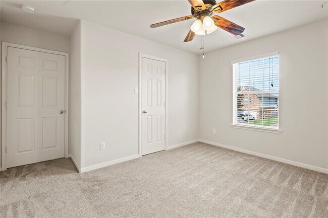 Building Photo - 8243 Mandalay Bay Dr