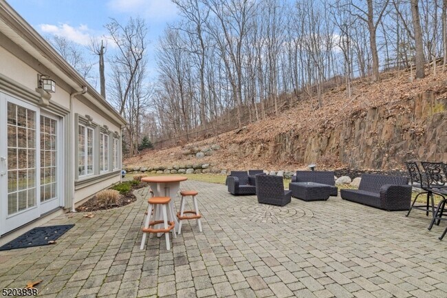 Building Photo - 326 Rock Ridge Ct