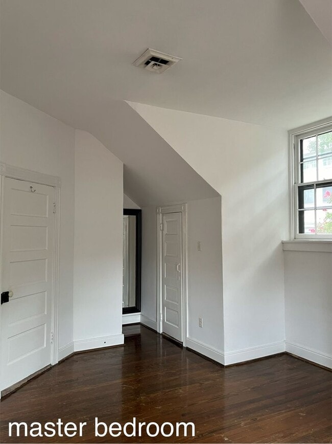 Building Photo - -- AVAILABLE SEPTEMBER 4TH -- 2 BR / 1 BA Beautiful Historic Carriage House on Monument Ave! Avai...