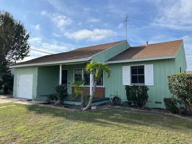 Building Photo - Home with Great Outdoor Space!