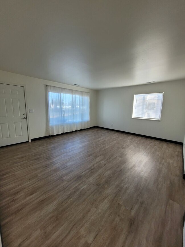 Building Photo - 1208-1210 Vandenberg Ave