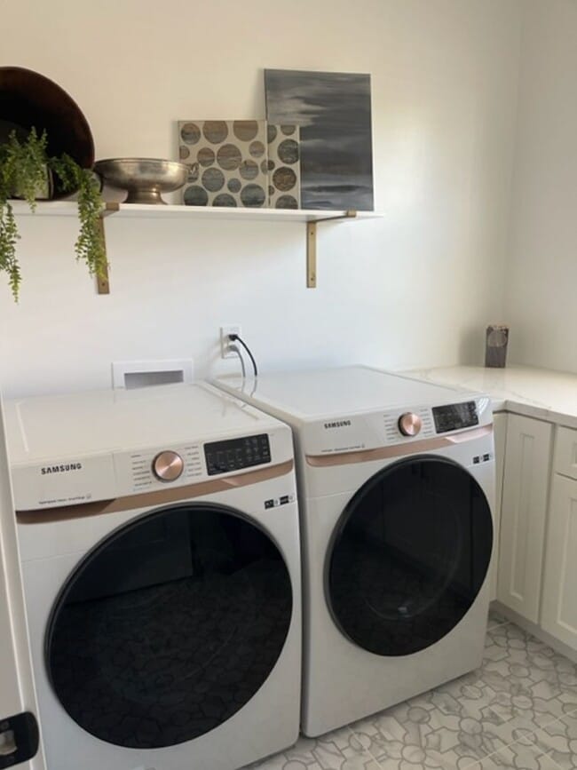 Building Photo - 2bd, 2ba Reno Bungalow in the Riverwalk Di...