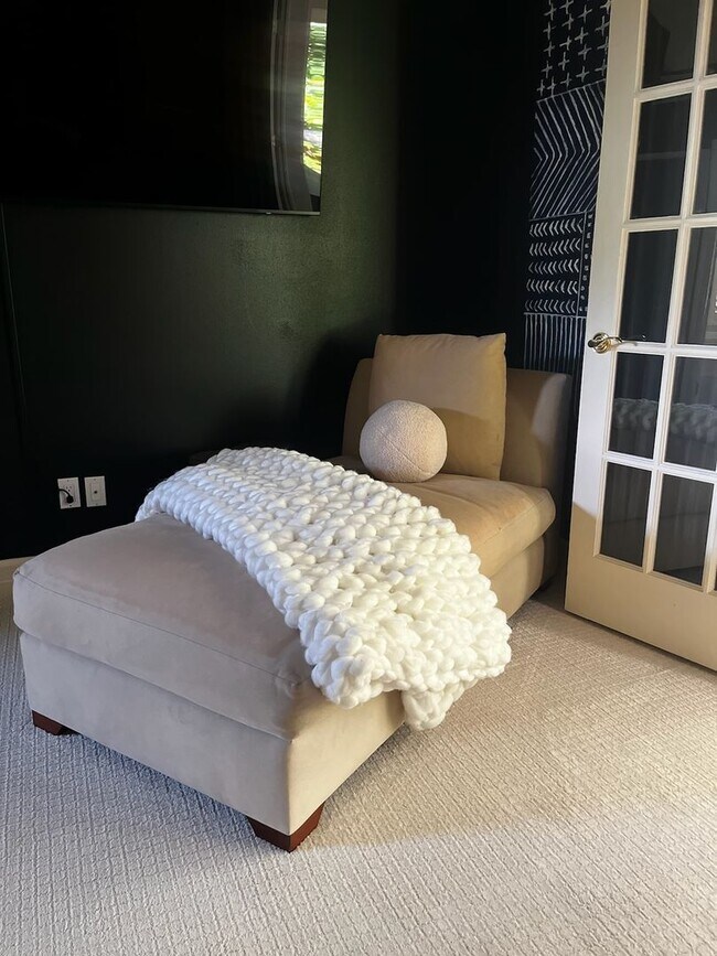 Building Photo - Stunning Custom Built Home with ALL Utilities Included!!