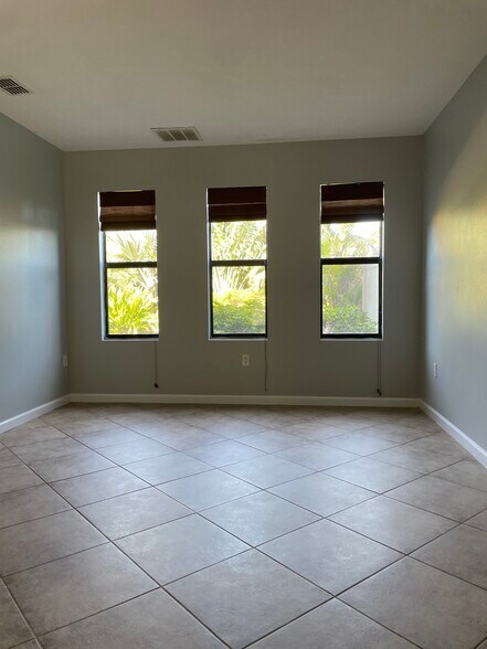 Building Photo - 725 Ventura Dr