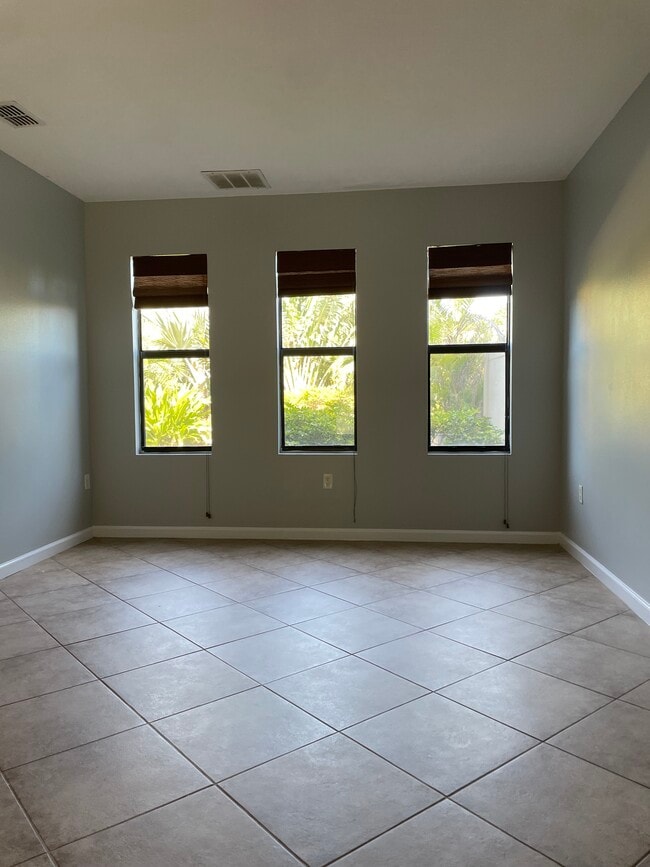 Building Photo - 725 Ventura Dr
