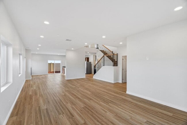 Building Photo - 5 Bedroom house with view