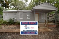 Building Photo - Spacious 3 Bedroom House