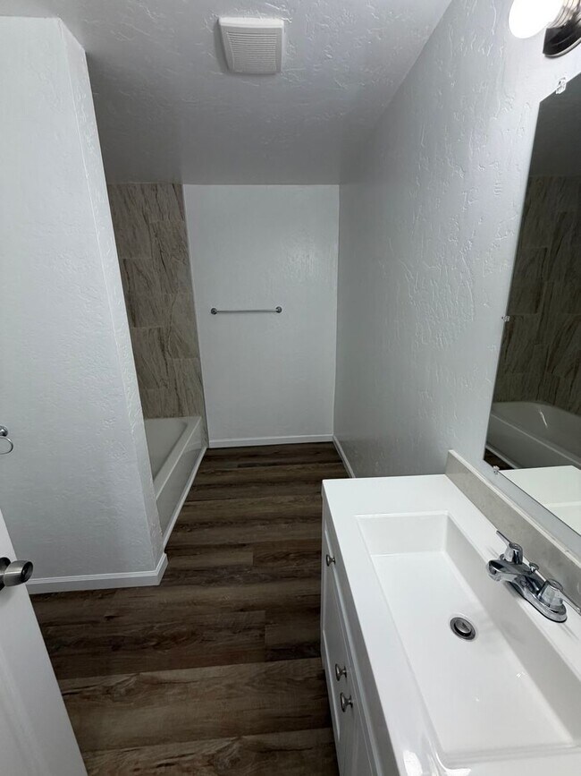 Building Photo - Clovis home for rent.