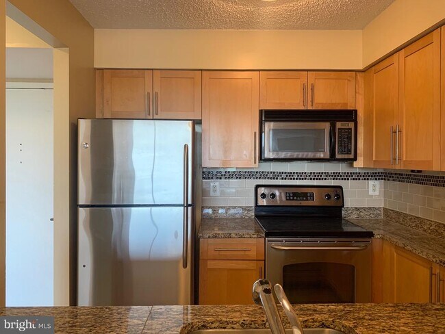 Building Photo - 10101 Grosvenor Pl