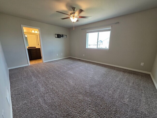 Building Photo - 3 Bed 3 bath house in Lorson Ranch!