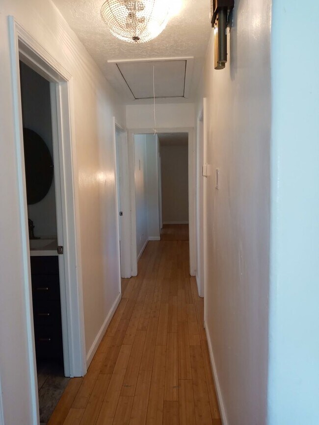 Building Photo - FIVE BEDROOMS!