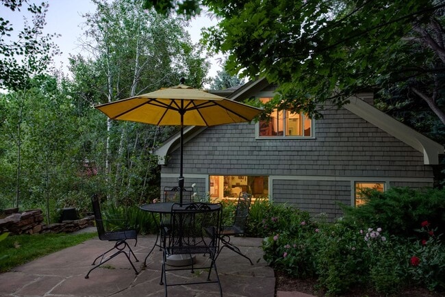 Building Photo - Quintessential Boulder Cottage in Mapleton...