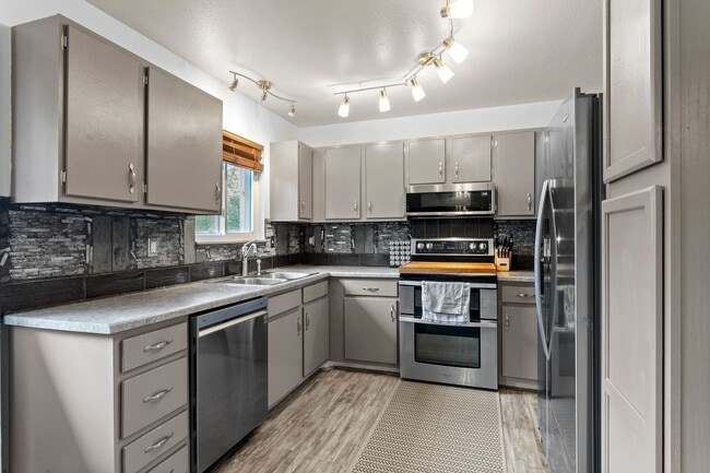 Building Photo - 4303 Eastcrest Cir W