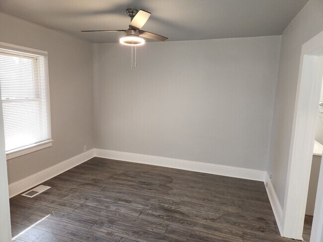 Building Photo - Wood Ave. Downtown Charmer! All Remodeled.