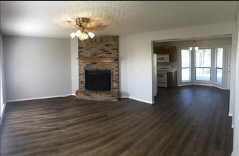 Building Photo - Stunning 3 bed 3 bath