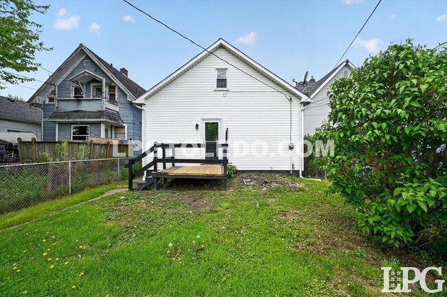 Building Photo - 921 Berry St