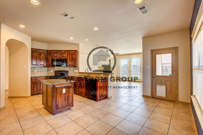 Building Photo - 3217 Hornbeam St