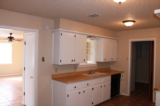 Building Photo - Updated 3/2/1 Great location for TTU/LCU/Medical District - Available AUGUST