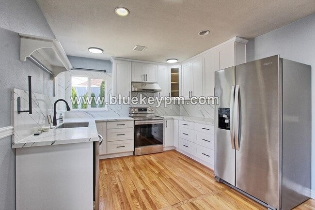 Building Photo - 3 Bed, 2 Bath Home Near Mill City Park in Portland