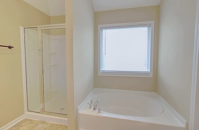 Building Photo - 935 Mustang Ln NE