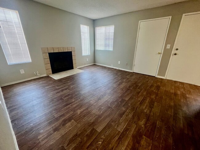 Building Photo - Renovated 2bedroom downstairs unit ready for immediate move-in.