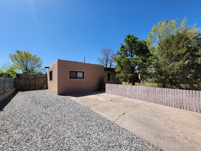 Building Photo - 1018 Camino Carlos Rey