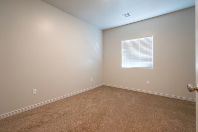 Building Photo - 4 bedroom 2 Bath Home in Desert Edge Cove ...