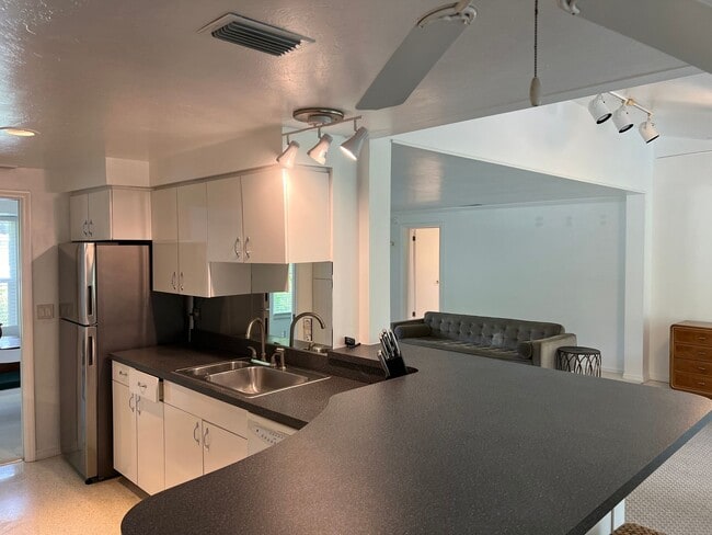 Building Photo - 2 Bedroom 2 Bath Single Family Home