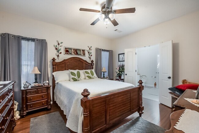 Building Photo - 3 bedroom 2 bathroom townhouse in Covington Villas
