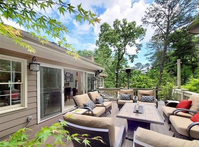 Building Photo - Gorgeous East Cobb Home with 5 bedrooms & 3.5 Bathrooms!!