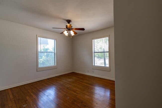 Building Photo - 5515 Roosevelt Ave