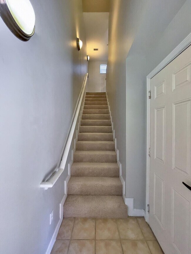 Building Photo - 2343 Vintage Dr