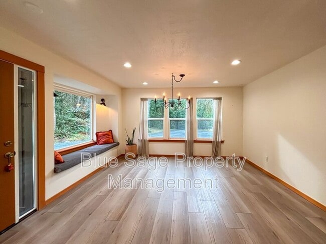 Building Photo - 241896 US-101