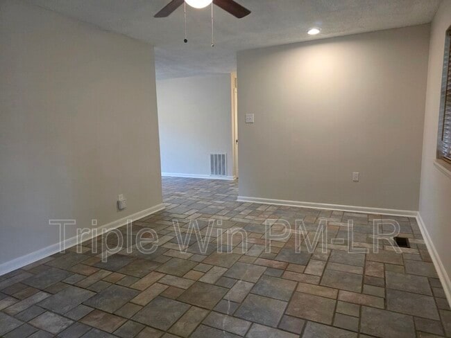 Building Photo - 5425 Chauvin Dr